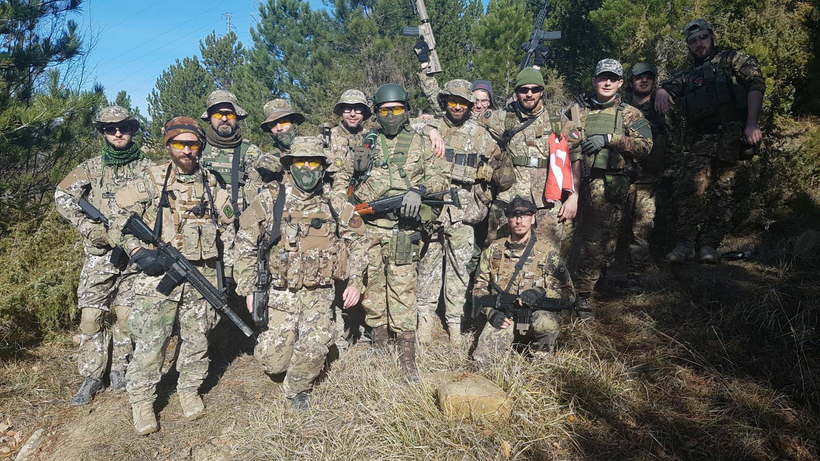 La squadra Eternal Assault riunita nel bosco